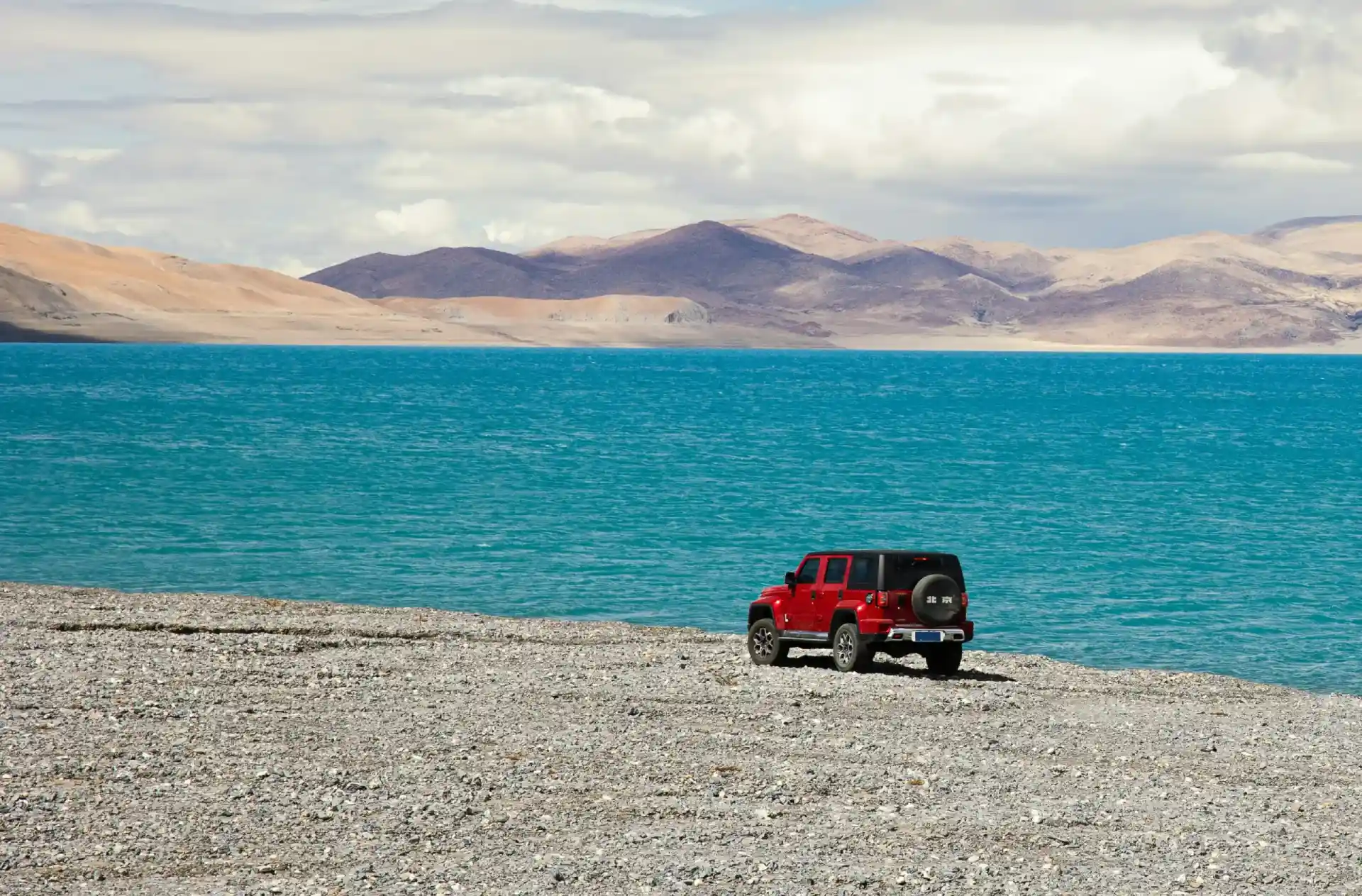 Jeep in bank of Namtso